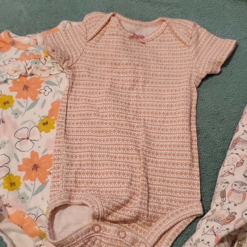 4 Carter's Onesies size 0-3 months